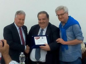 L'assessore all'Emigrazione della Regione Abruzzo, Donato Di Matteo ha ricevuto il Premio La valigia di cartone 2016 (nella foto con Mucciante e Mancini)