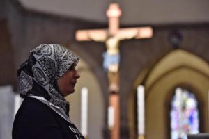 Una donna musulmana nel duomo di Firenze, 31 luglio 2016. Una delegazione di musulmani ha preso parte stamane alla messa di mezzogiorno celebrata nel Duomo di Santa Maria del Fiore nel capoluogo toscano. ANSA/ MAURIZIO DEGL'INNOCENTI