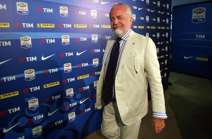 Il presidente del Napoli Aurelio De Laurentiis in abito bianco , sullo sfondo il tabellone pubblicitario della Serie A