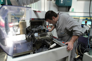 Una foto di archivio dell' 8 luglio 2006 di un metelmeccanico in una fabbrica di Bologna. ARCHIVIO ANSA/GIORGIO BENVENUTI/I52/BEF