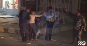 Un fermo immagine tratto da un video della emittente 24 mostra l'intervento delle forze di polizia che disarmano e arrestano un bambino con una cintura di esplosivo addosso a Kirkuk, 21 agosto 2016. ANSA/KO24 
