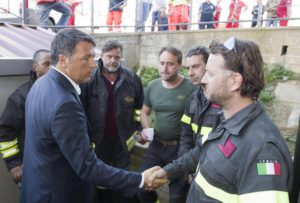 Italian premier Matteo Renzi meets some rescuers in Amatrice (Rieti) central Italy, 24th august 2016. ANSA/ CHIGI PALACE PRESS OFFICE-TIBERIO BARCHIELLI