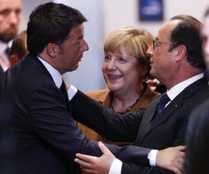  Italian Prime Minister Matteo Renzi  Germany (L-R), German Chancellor Angela Merkel, and French President Francois Hollande arrive at the start of an extraordinary EU Summit  on the current migration and refugees crisis in Europe, in Brussels, Belgium, 23 September 2015. EPA/OLIVIER HOSLET