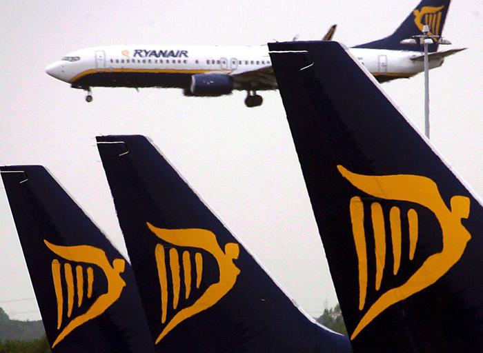 La coda di alcuni aerei della Ryanair in aeroporto.