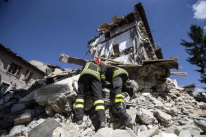 Vigili del Fuoco a lavoro tra le macerie ad Arquata, il giorno dopo il terremoto, Rieti 25 agosto 2016.       ANSA/ANGELO CARCONI 