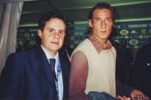 Francesco Totti con il giornalista Emilio Buttaro in una foto dei primi anni 2000