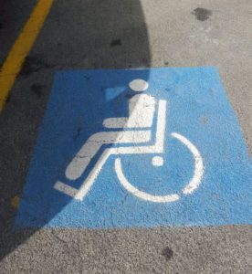 Parcheggia in spazio disabili