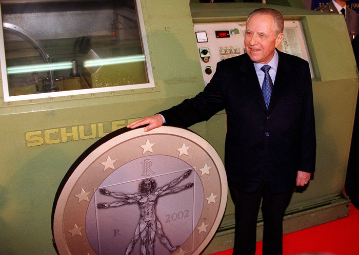 Carlo Azeglio Ciampi, all'epoca ministro del Tesoro, fotografato accanto alla macchina coniatrice dell'Euro