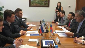 Ministros de Petróleo de Venezuela y Rusia convergen para frenar la crisis en el mercado petrolero