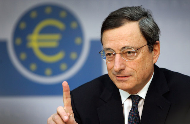 Mario Draghi con il dito puntato