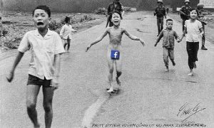 La foto della bambina vietnamita in fuga, nuda e bruciata dal napalm dopo un bombardamento aereo nel 1972 sul suo villaggio, riscrive per la seconda volta la storia