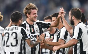 Juventus's Gonzalo Higuain jubilates with his teammate Daniele Rugani, Dani Alves after scoring the goal during the Serie A soccer match Juventus-Cagliari at juventus Stadium in Turin, Italy, 21 September 2016. ANSA/ALESSANDRO DI MARCO