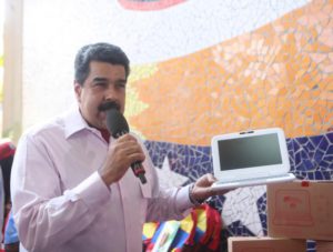 Maduro inaugura escuela en Vargas y entrega Canaima 5 mil