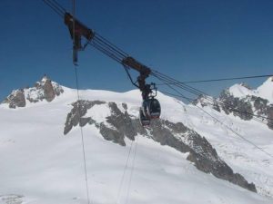 The handout photo posted on Facebook profile of Italian Alpine Rescue shows the operation of the evacuation of the cable car blocked on the Mont Blanc (France-Italy), 08 September 2016. ANSA/FACEBOOK ITALIAN ALPINE RESCUE