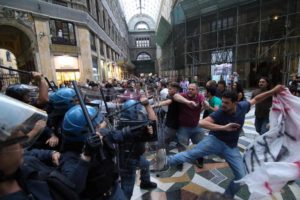Tensioni tra carabinieri e manifestanti all'esterno del San Carlo, nella Galleria Umberto I a Napoli, in occasione della visita del premier Matteo Renzi, 12 settembre 2016. ANSA / CESARE ABBATE