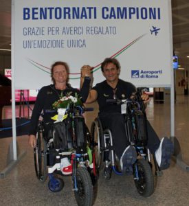 Il ciclista Alex Zanardi ed a sinistra Francesca Porcellato rientrati con la Nazionale italiana all'aeroporto di Fiumicino da Rio de Janeiro, 20 settembre 2016. ANSA/ TELENEWS