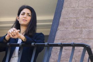 Il neo sindaco di Roma Virginia Raggi, affaccia al balcone dello suo studio in Campidoglio, 02 luglio 2016. ANSA/ANGELO CARCONI