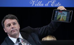 Il presidente del consiglio Matteo Renzi mostra delle slides su un tablet, durante il suo intervento alla prima giornata del Forum Ambrosetti su 'Lo scenario di oggi e di domani per le strategie competitive', a Villa D'Este, Cernobbio (Como), 2 settembre 2016. ANSA / EMILIO ANDREOLI