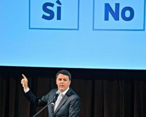 Il premier Matteo Renzi al teatro Metastasio di Prato per un'iniziativa pubblica a sostegno del Si' al referendum costituzionale, 24 settembre 2016. ANSA/ MAURIZIO DEGL' INNOCENTI