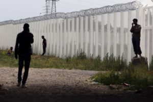 Londra costruirà un muro anti-migranti a Calais