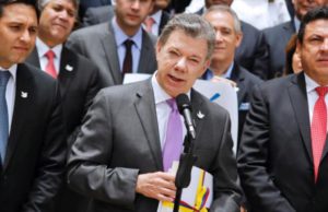Il presidente della Colombia, Juan Manuel Santos, ordina alle forze governative il definitivo cessate il fuoco con le FARC dopo lo storico accordo di pace.