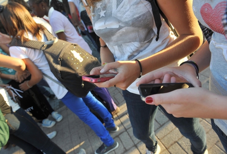 Adolescenti con smartphone in mano