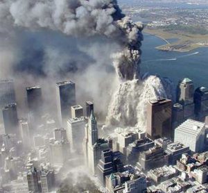 Una tragica immagine dell'attentato terroristico di matrice islamica alle Twin Towers, l'11 settembre 2001, a New York (Usa). ANSA/  New York Police Department.