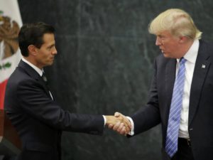 Trump vola in Messico e fa le prove generali da presidente 