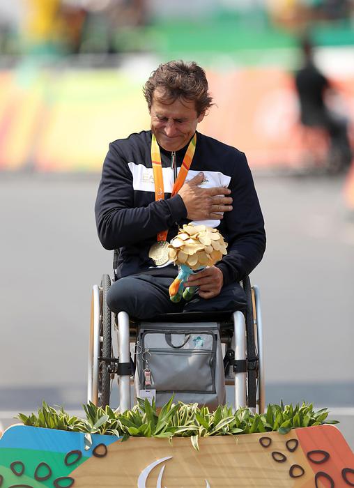 Alessandro Zanardi emozionato nel podium dopo aver vinto la medgalia d'oro nella prova maschile ai Giochi Paraolimpici di Rio de Janeiro 2016.