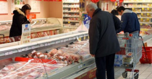 Con crisi gap sociale nella spesa, carne crolla 16% 