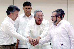 Cuban President Raul Castro (C) holds the hands of Colombian President Juan Manuel Santos (L) and top leader of the Revolutionary Armed Forces of Colombia (FARC) Rodrigo Londono 'Timochenko' Echeverri (R) during a press conference announcing the reaching of an agreement between the two parts after nearly three years of peace negotiations, in Havana, Cuba, 23 September 2015. The Colombian government and the FARC guerrillas unveiled a major agreement on how justice shall be applied during the transition period from war to peace in Colombia.  EPA/ALEJANDRO ERNESTO