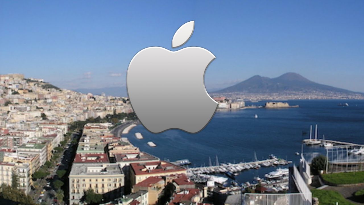 Il simbolo della Apple e sullo sfondo il golfo di Napoli.