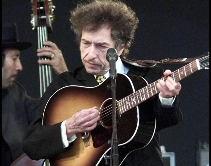 Bob Dylan in una foto del 2001 mentre suona durante il Roskilde Festival in Dinamarca per i nfesteggiamenti del suo 75 esimo compleanno.