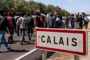 4 mila già fuori 'giungla' Calais, ruspe all'opera 