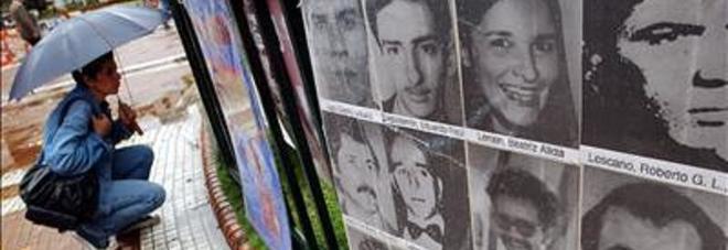 Manifesto con le foto di desaparecidos italo-argentini.