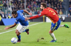 Italy's Eder (L) and Spain's Gerard Piquè in action during the FIFA World Cup 2018 Group G qualification match Italy vs Spain at the Juventus Stadium in Turin, Italy, 06 October 2016. ANSA/ALESSANDRO DI MARCO