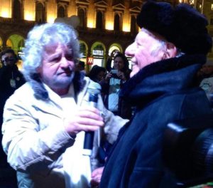 Beppe Grillo e Dario Fo in piazza Duomo a Milano, 19 febbraio 2013, in una immagine del profilo facebook di Grillo. ANSA/FACEBOOK 
