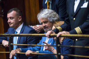 Il leader del M5S Beppe Grillo in tribuna durante la discussione generale sulla proposta di legge sulla riduzione delle indennità dei parlamentari nell'aula di Montecitorio, Roma, 25 ottobre 2016. ANSA/ANGELO CARCONI
