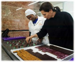 La Maestra Chocolatier María Fernanda Di Giacobbe junto a Osderly Fernandez, emprendedora del chocolate de Trabajo y Persona