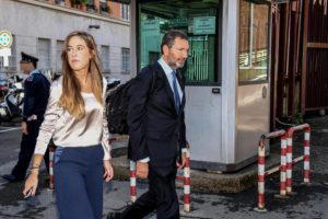 Lex sindaco di Roma Ignazio Marino esce dal tribunale penale di Roma, 7 ottobre 2016. ANSA/ALESSANDRO DI MEO