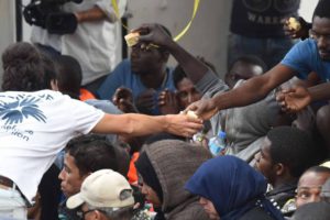 Migranti: 11 mila soccorsi in due giorni, 28 cadaveri 