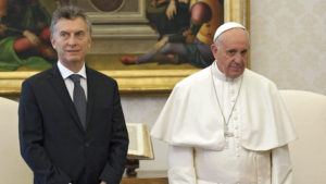 . Vatican City (Vatican City State (holy See)), 27/02/2016.- Pope Francis (R) poses for a picture with Argentina's President Mauricio Macri (L) during a private audience at the Vatican, 27 February 2016. (Papa) EFE/EPA/GIORGIO ONORATI / POOL
