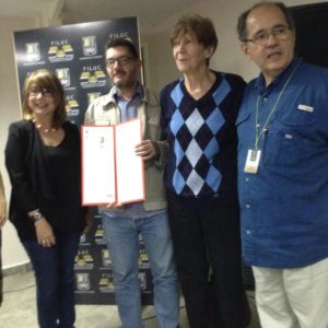Luis Moreno Villamediana recibió el diploma de manos de la rectora de la Universidad de Carabobo, profesora Jessy Divo de Romero. Lo acompañan Victoria de Stafeno y Federico Prieto.