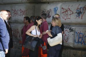 La sindaca di Roma Virginia Raggi durante un sopralluogo sulla banchina del Lungotevere dove è iniziato un intervento di pulizia straordinaria, Roma, 14 luglio 2016. ANSA/ STRINGER