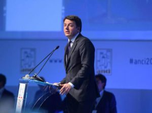 Il premier Renzi sul palco dell'assemblea Anci a Bari