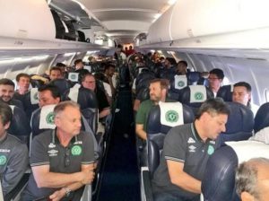 La squadra di calcio brasiliana Chapecoense a bordo dell'aereo prima della tragica sciagura aerea in Colombia. TWITTER