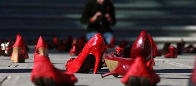 Scarpe con spillo rosse in una manifestazione contro la violenza sulle donne.