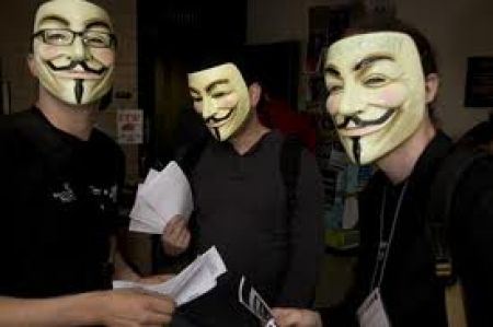 Persone con la maschera di Anonymous ad una manifestazione.