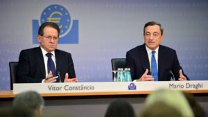 El vicepresidente del BCE, Vitor Constancio, junto a Mario Draghi (Foto: GETTY