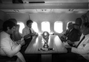 Enzo Bearzot gioca a carte con il presidente della Repubblica, Sandro Pertini, ed i giocatori Dino Zoff e Franco Causio nell'aereo che trasporta gli Azzurri in Italia dopo la vittoria nella finale della Coppa del Mondo, in una immagine del 12 luglio 1982. ANSA -------------------------------------------------------------------------------------------